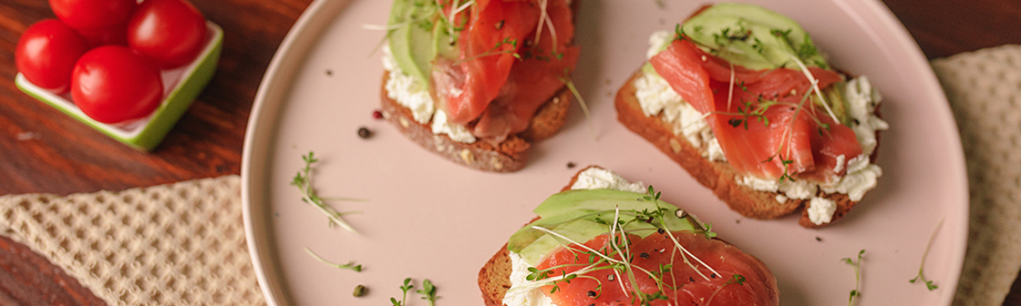 Тосты с авокадо и форелью 