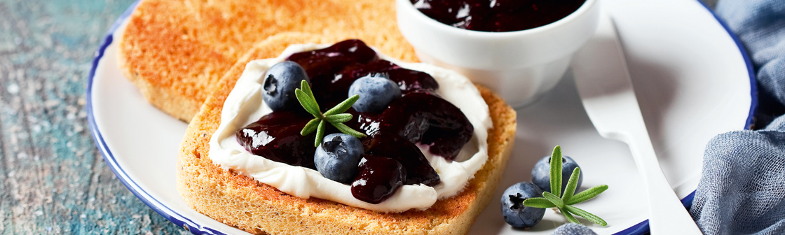 Тосты с черникой