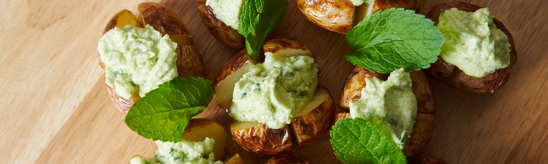 Печёный картофель с кремом из авокадо и маскарпоне