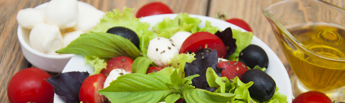 Салат из свежих овощей и моцареллы