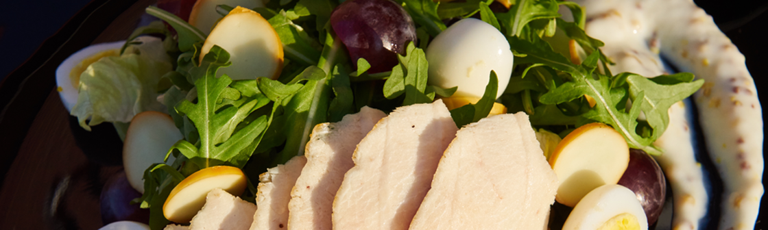 Салат с проволеттой, виноградом и заправкой из йогурта