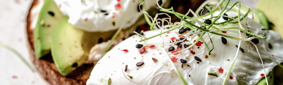 Брускетта с авокадо и яйцом пашот