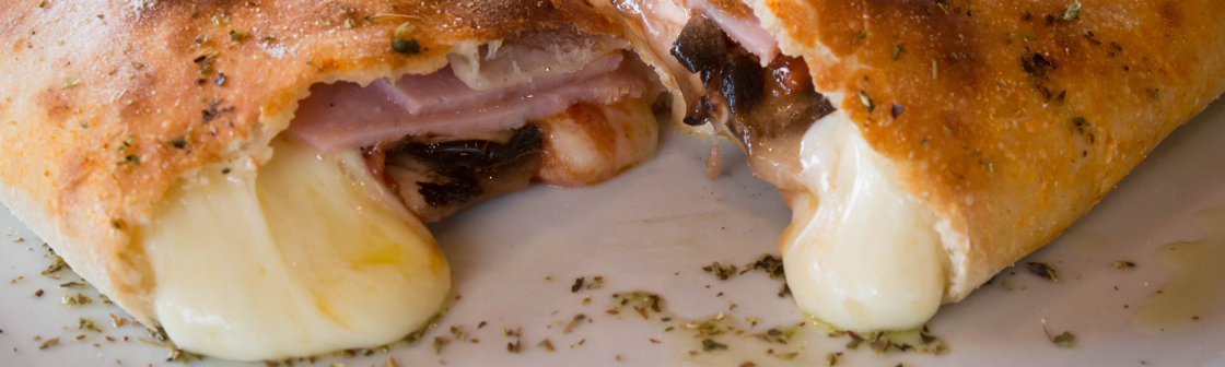 Кальцоне с курицей и овощами