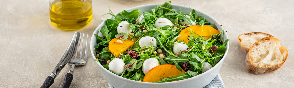 Салат с хурмой и моцареллой