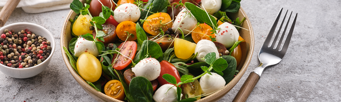 Салат с черри и моцареллой