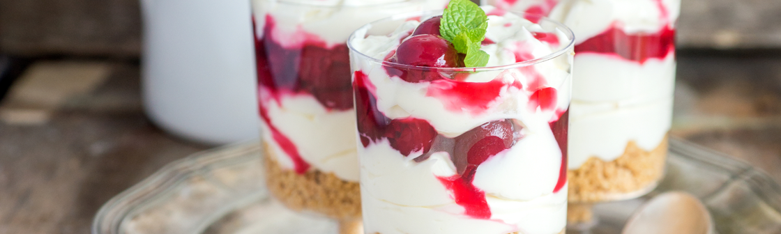 Маскарпоне с печеньем и вишней