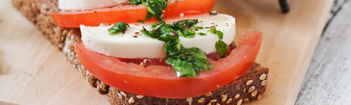 Завтрак с моцареллой в стиле капрезе