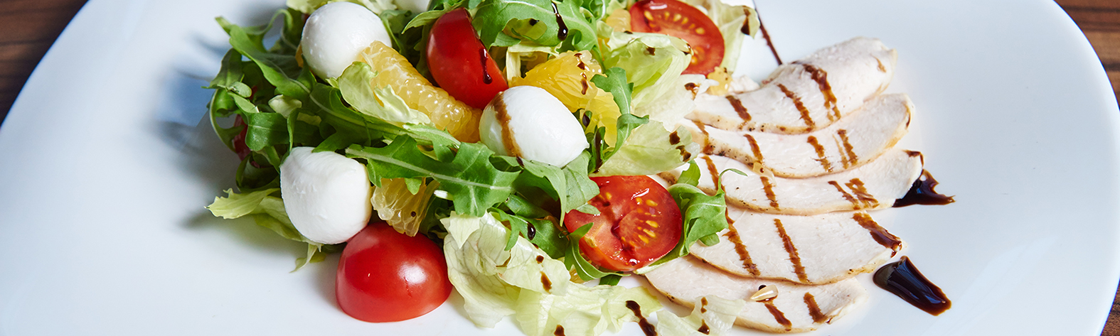 Салат с куриным филе, мандарином и моцареллой мини