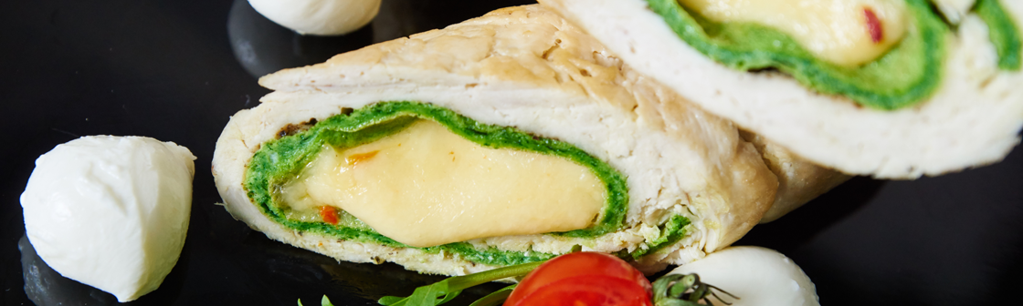 Куриные рулеты со шпинатным омлетом и моцареллой панини