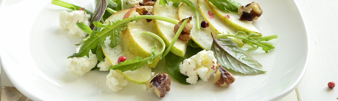 Салат с рукколой, грушей и рикоттой