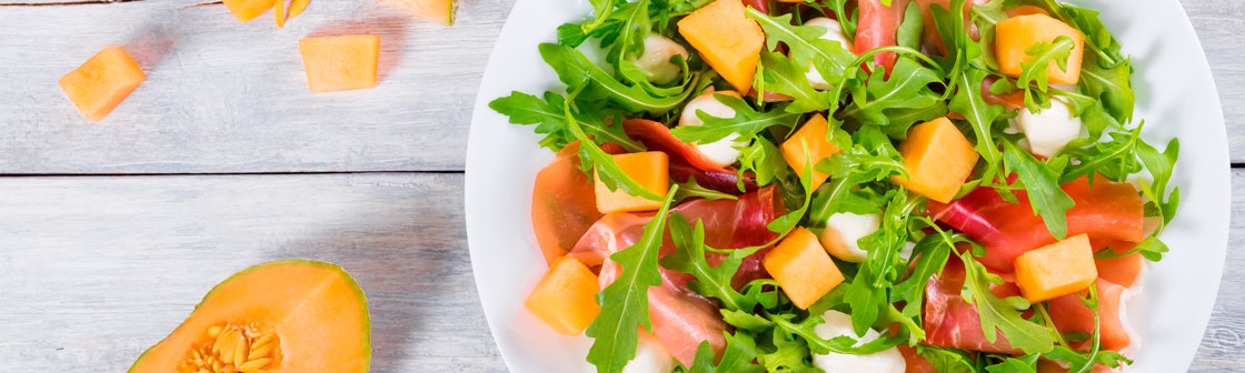 Салат с моцареллой и дыней