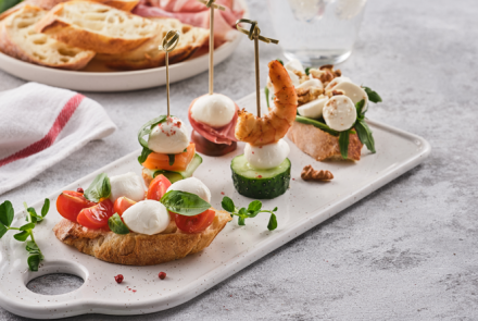 Канапе с моцареллой