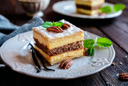 Слоеный пирог с орехами