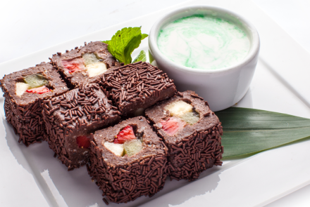 Шоколадный ролл с маскарпоне, клубникой, киви и бананом