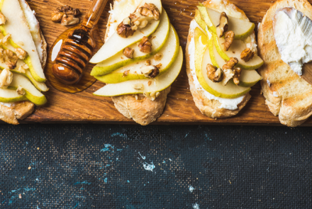 Брускетта с грушей