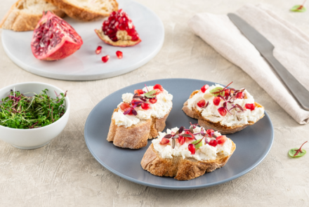 Брускетта с гранатом