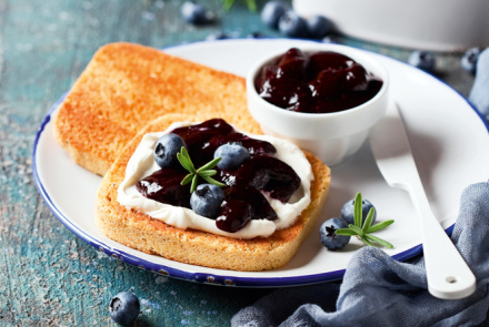 Тосты с черникой
