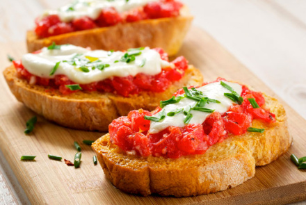 Брускетта с помидорами