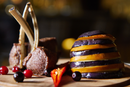 Каре ягнёнка с мильфеем из баклажана и проволы