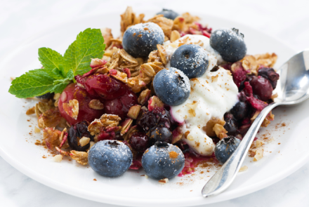 Ягодный крамбл с мюсли и кремом из маскарпоне