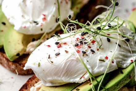 Брускетта с авокадо и яйцом пашот