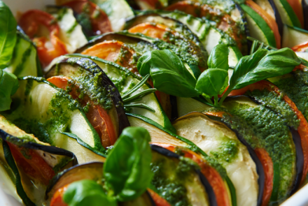 Рататуй с моцареллой, прованскими травами и соусом песто