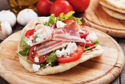 Пьядина с прошутто и рукколой