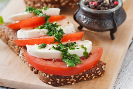 Завтрак с моцареллой в стиле капрезе