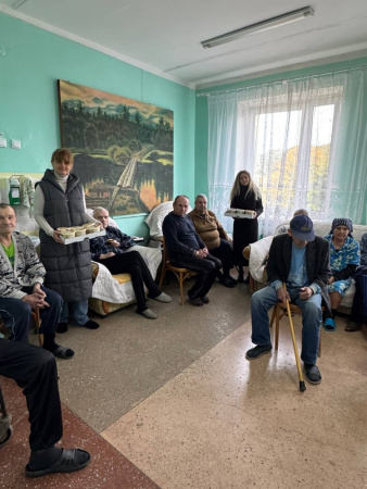 Частичка заботы: сотрудники Туровского молочного комбината подарили тепло в День пожилых людей