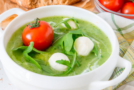 Суп-пюре с моцареллой, шпинатом и рукколой