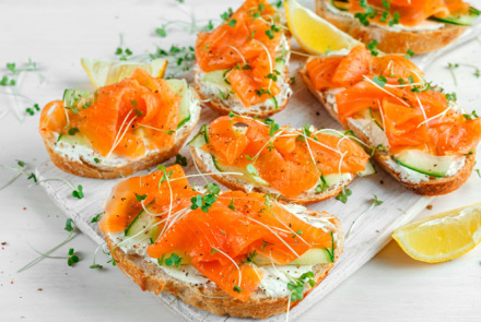 Брускетта с лососем