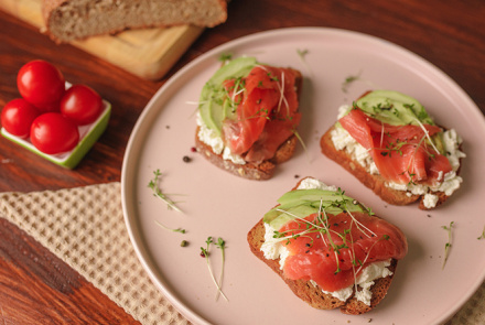 Тосты с авокадо и форелью
